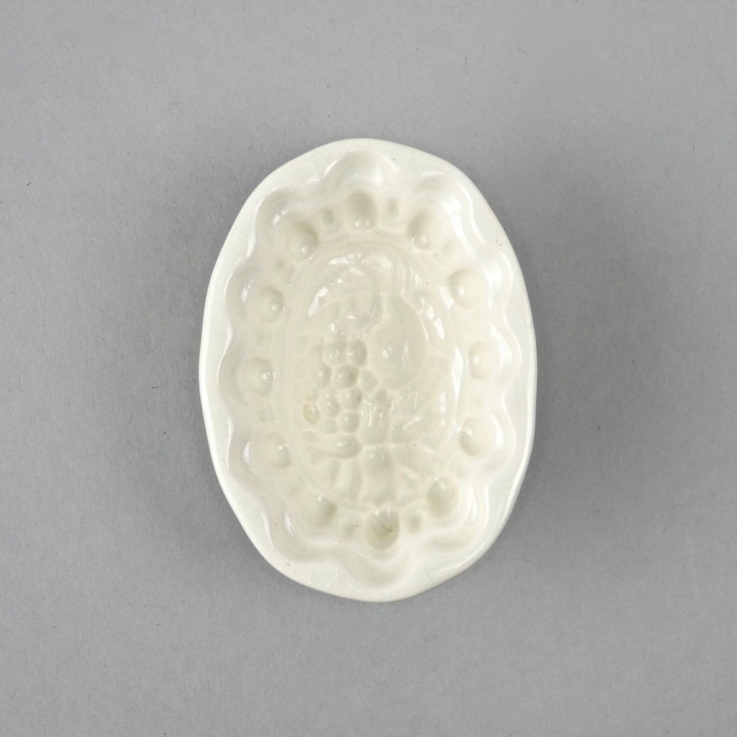 Small mould with grapes