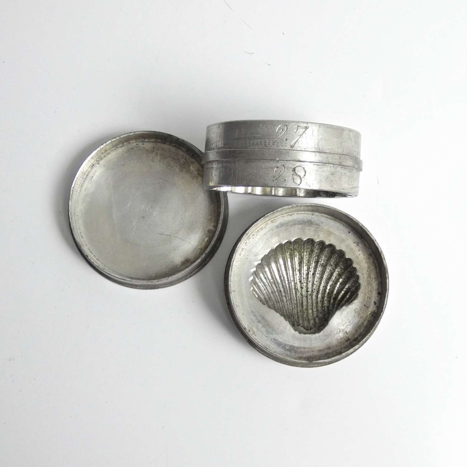 Rare, pewter, shell topped mould