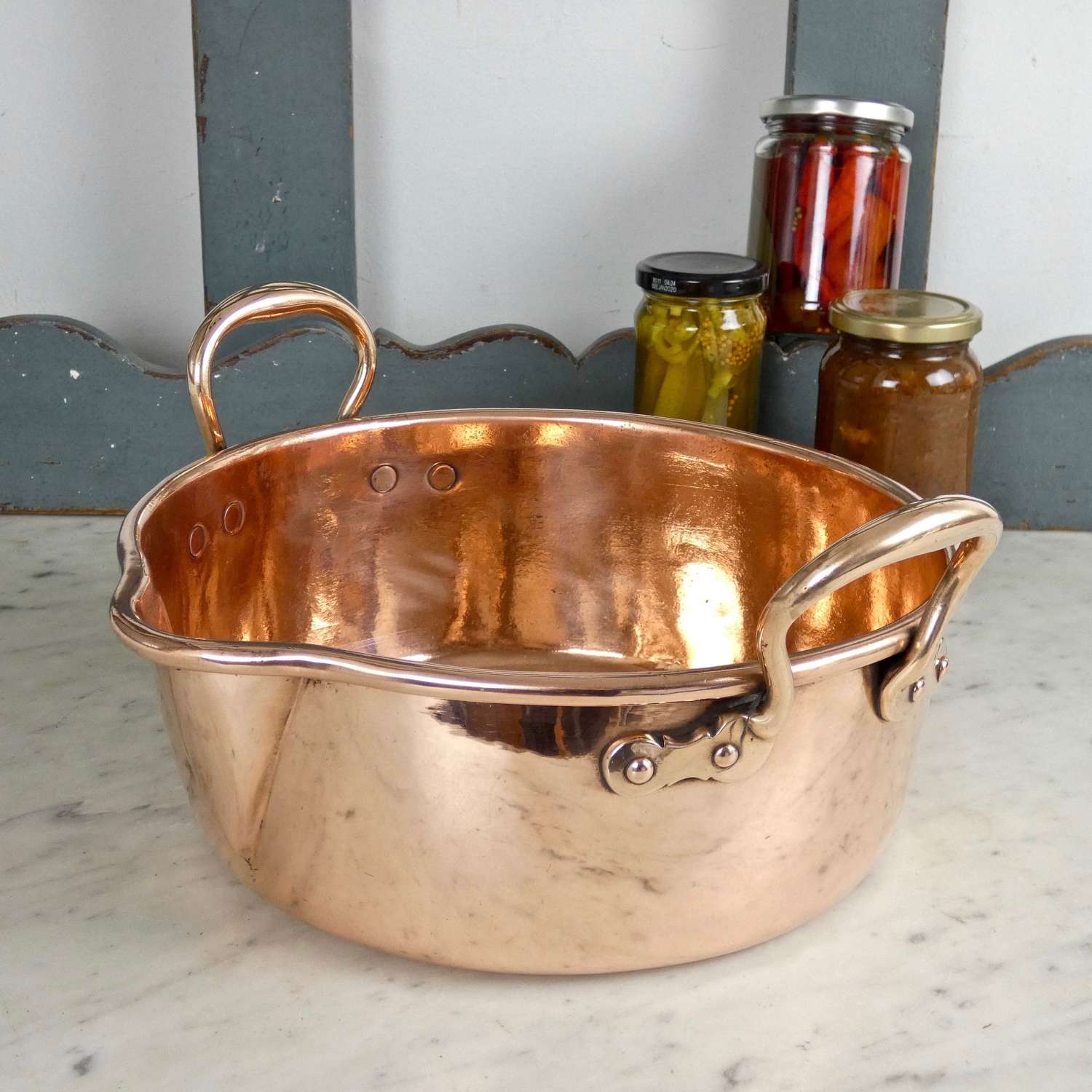 Preserve pan with pouring spout