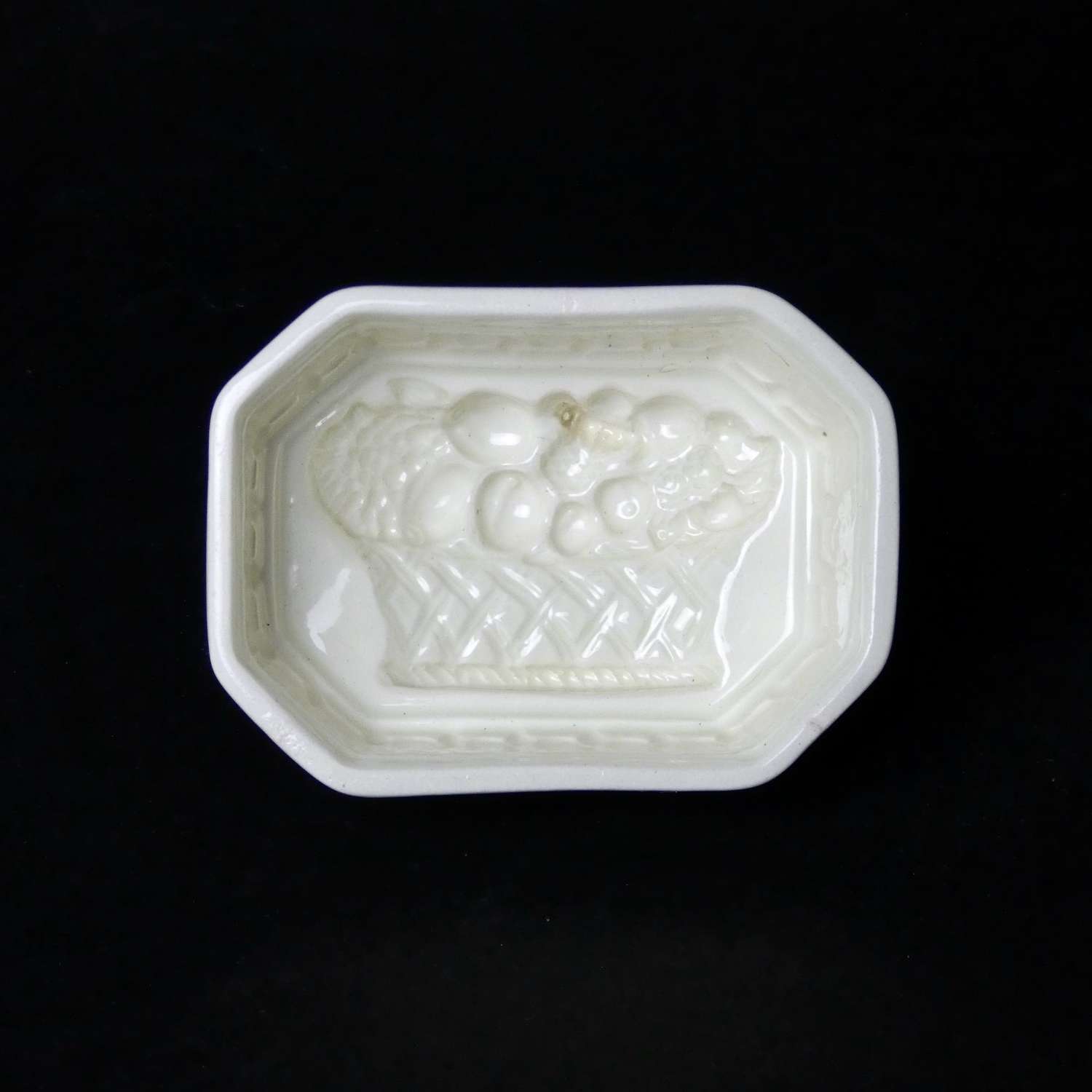 Fine, creamware mould with basket of fruit