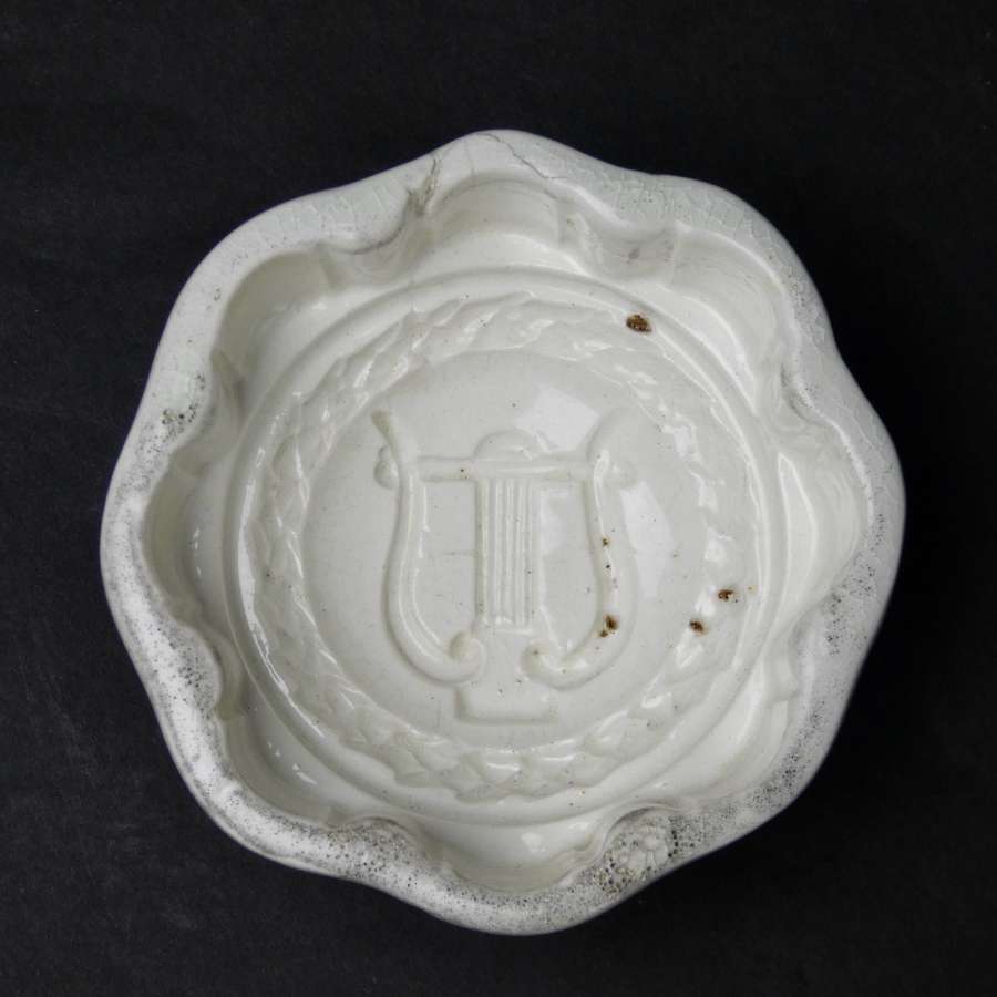 Wedgwood mould with lyre to base