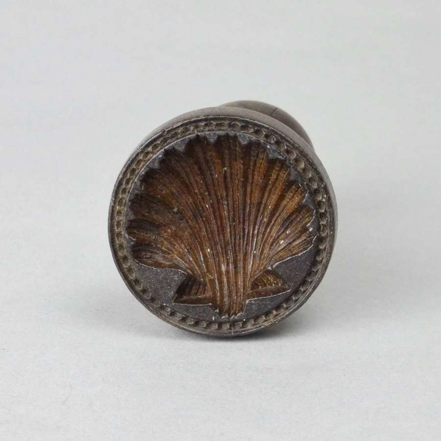 Small butter print carved with a shell
